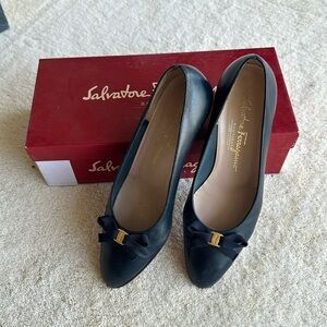 Authentic navy Salvatore Ferragamo Niece Sasso low heeled pumps. Size 7.5